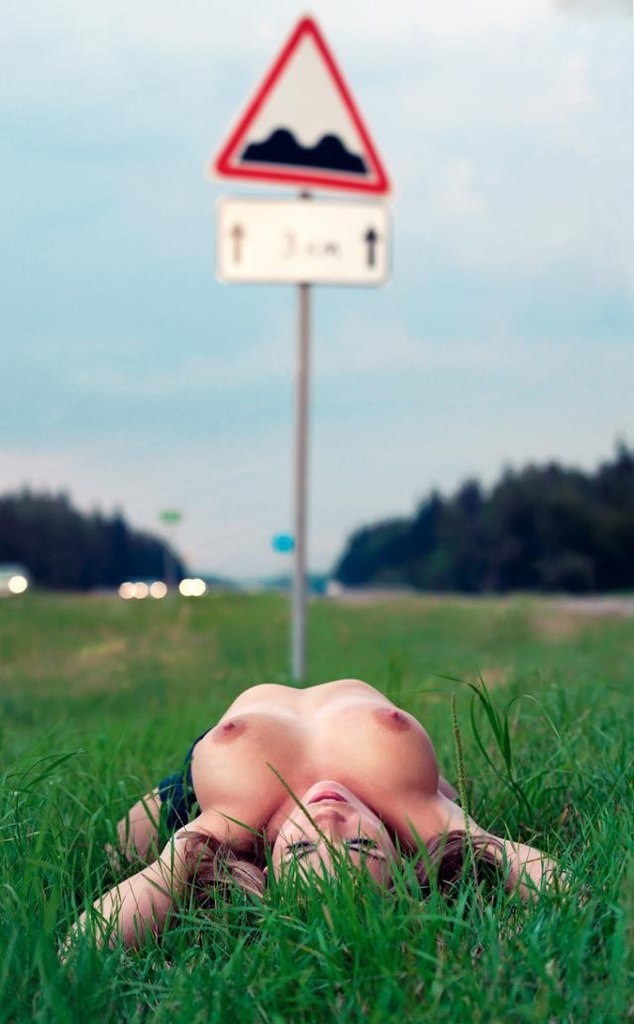 634x1024, 127 Kb / сиськи, трава, знак