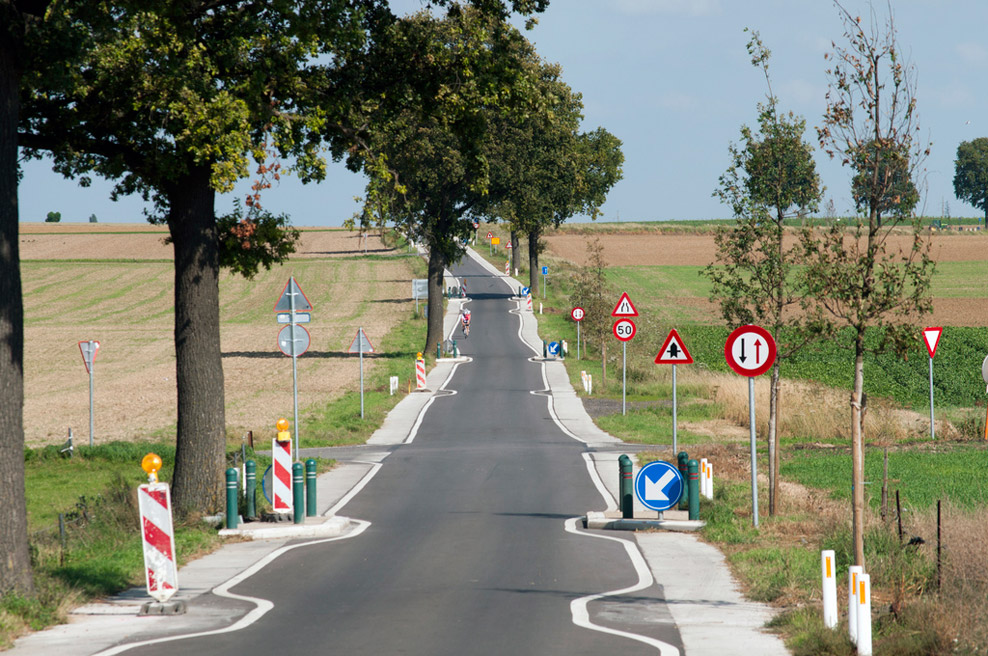 988x656, 245 Kb / дорога, разметка, знаки