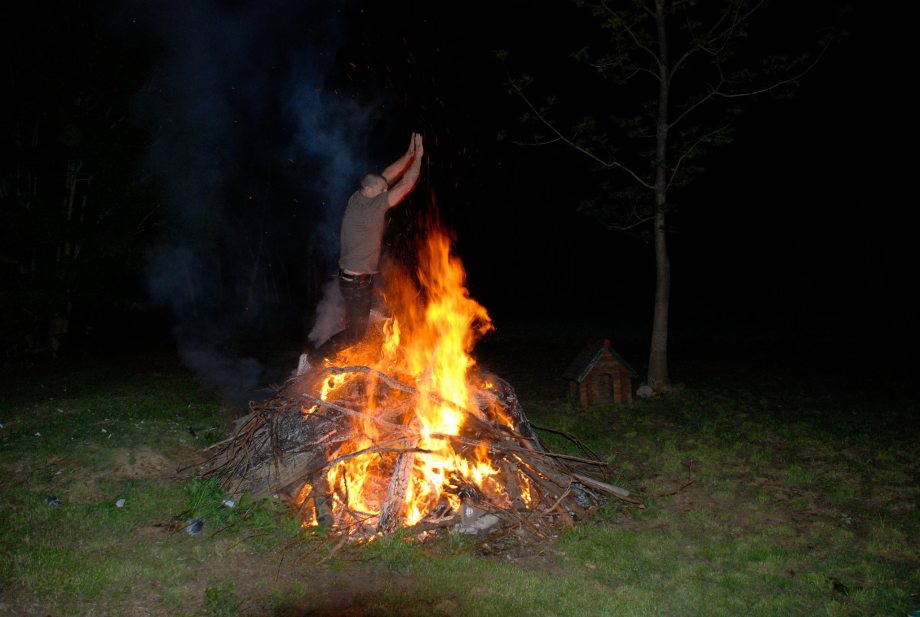 920x617, 71 Kb / костер, прыжок, неудача