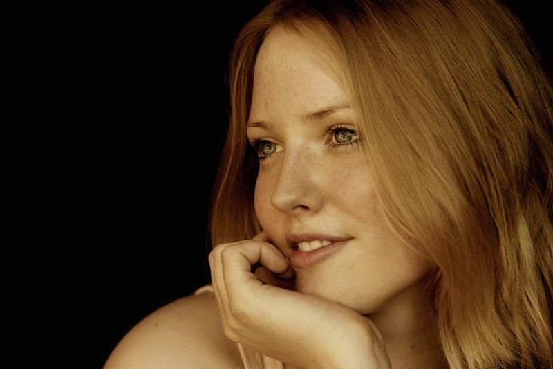 800x533, 44 Kb / задумчивость, глаза, улыбка, рыжая