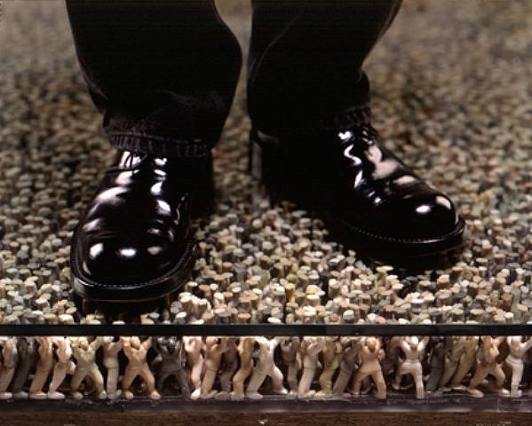 599x480, 142 Kb / толпа, ноги, ботинки