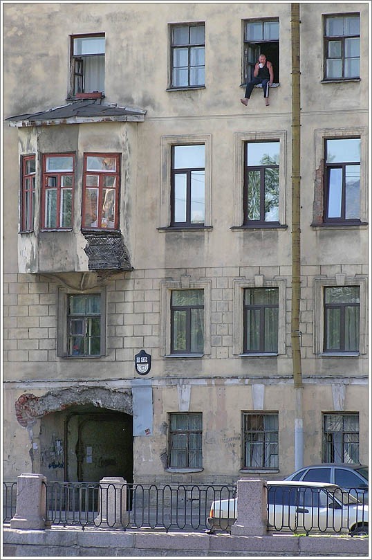 538x809, 117 Kb / окно, дом, мужик, чаепитие, забор, арка