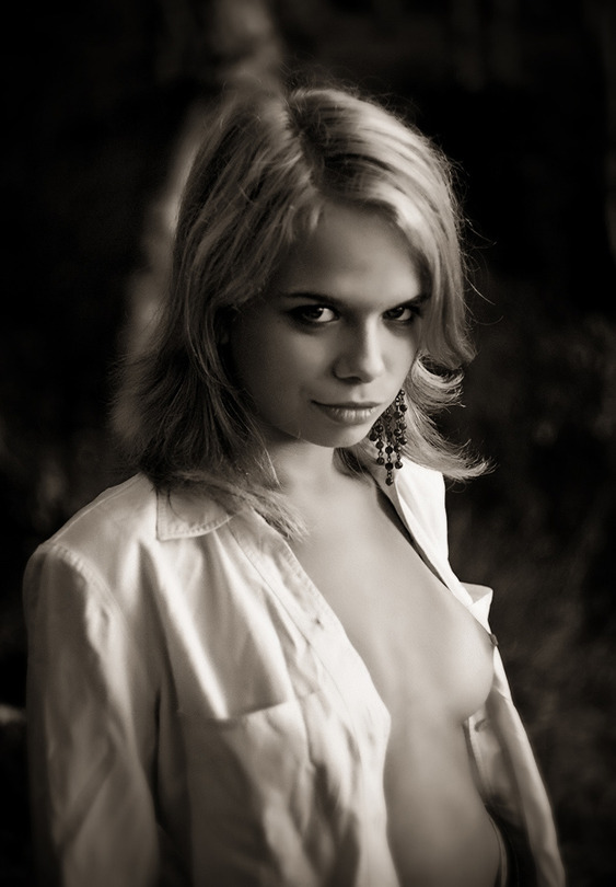 563x810, 102 Kb / ч/б, рубашка, сережка