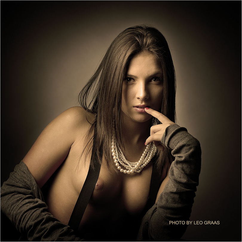 810x810, 189 Kb / бусы, кофта, коричневый