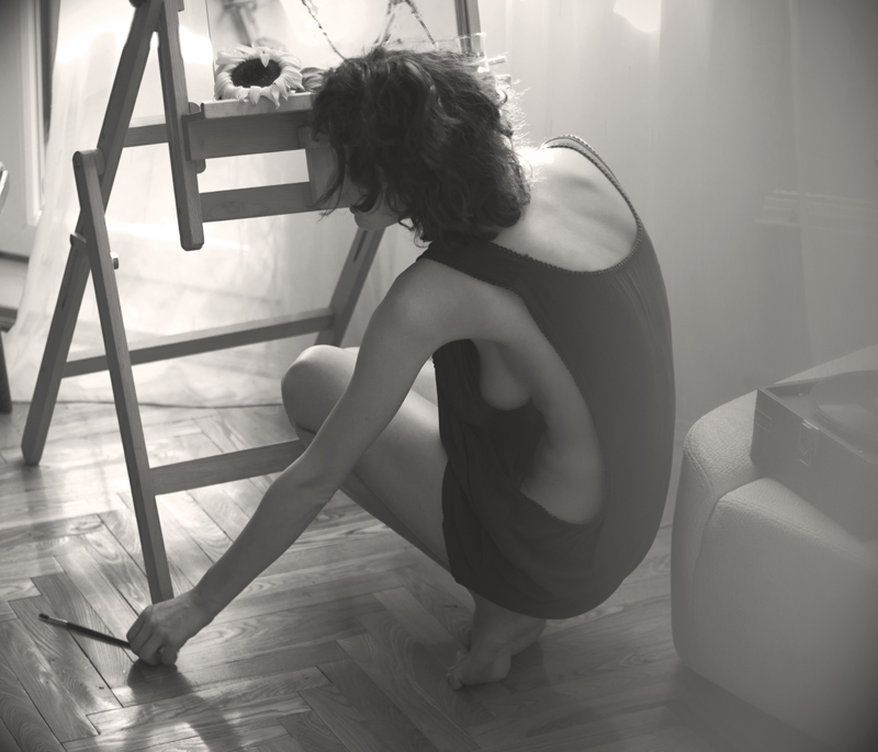 800x686, 202 Kb / платье, ч/б, подсолнух, кисть, паркет, художница