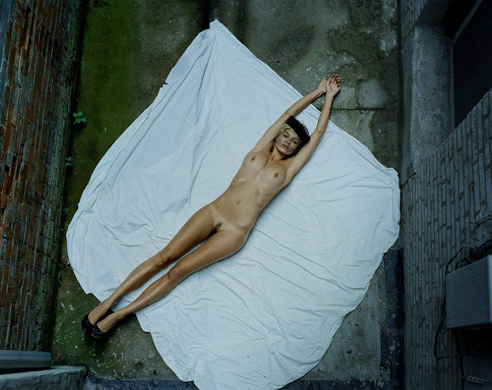 1000x793, 285 Kb / простыня, лежа, туфли, след от загара, блондинка, тупик, шляпа