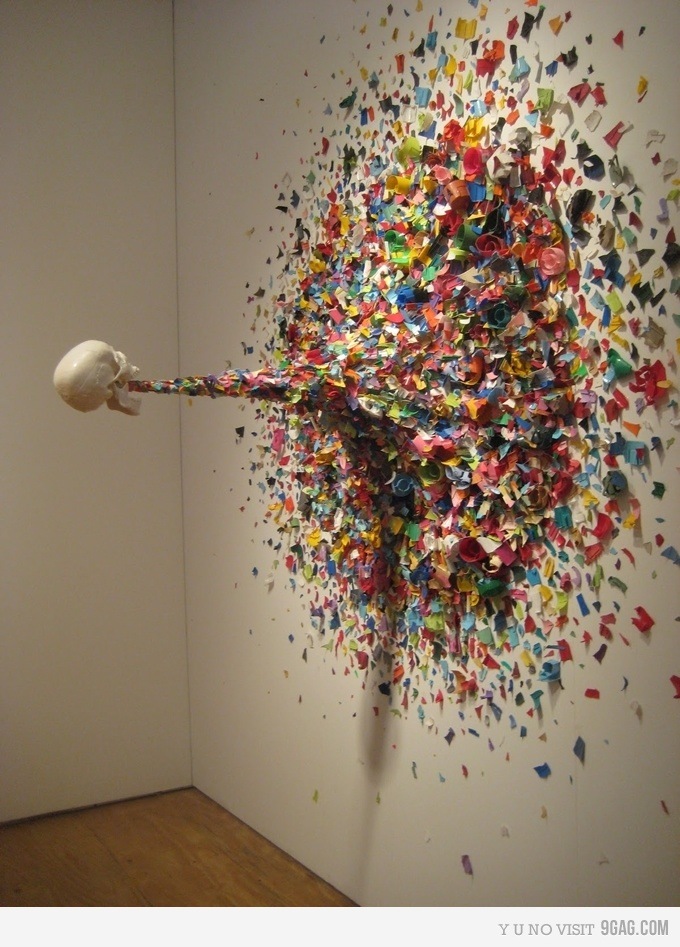 680x947, 197 Kb / череп, скульптура, экспонат, конфети, разноцветное