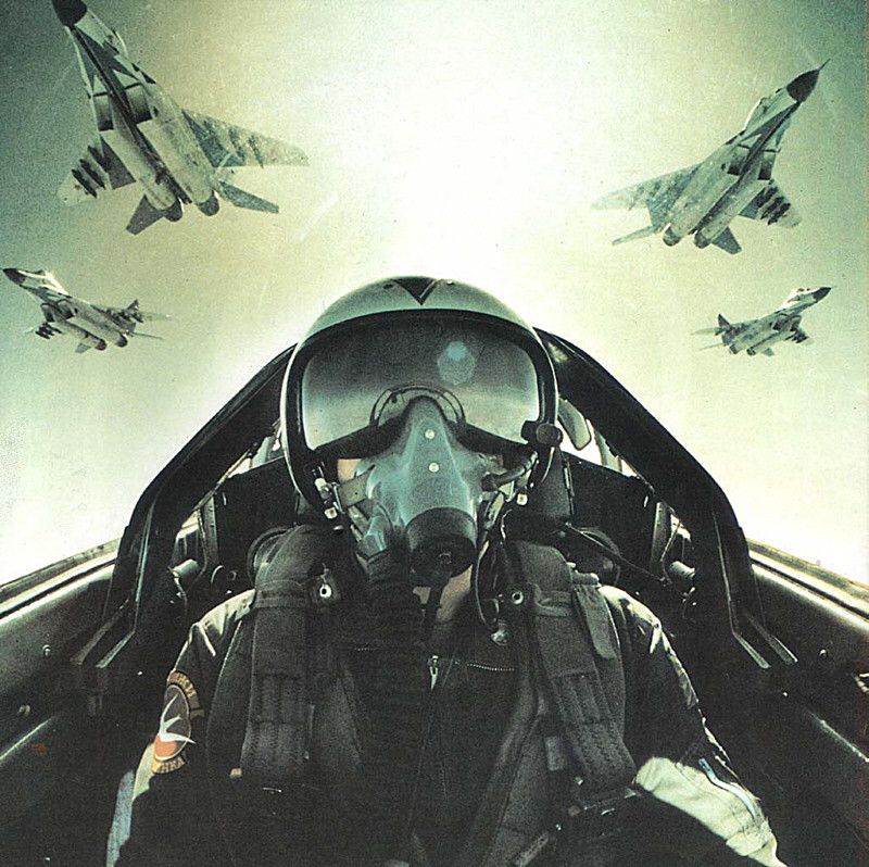 800x798, 125 Kb / пилот, полет, самолет, шлем, очки, летчик, истребители, воздух, небо, авиация, ВВС, армия, оборона, кабина, реактивный