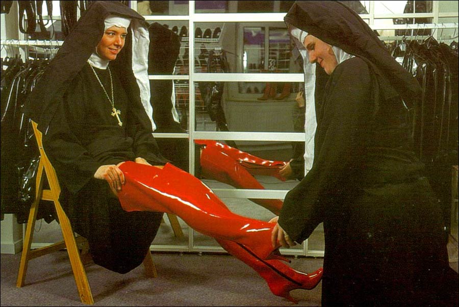 900x602, 94 Kb / монашки, примерка, сапоги, латекс