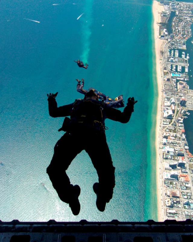 640x800, 112 Kb / парашют, самолет, маями