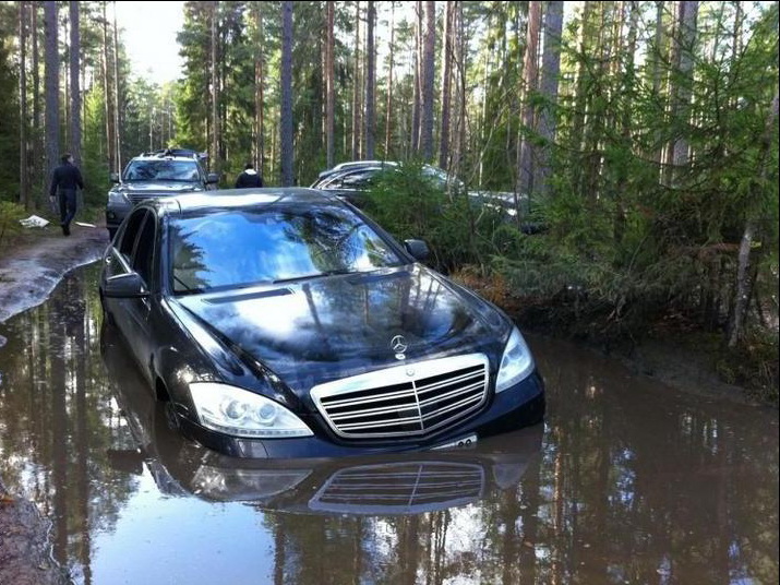 715x536, 181 Kb / мерс, лес, лужа, застрял