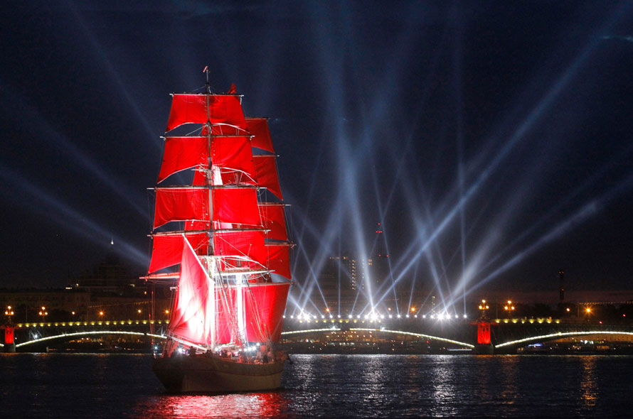 890x590, 99 Kb / аллые паруса, корабль