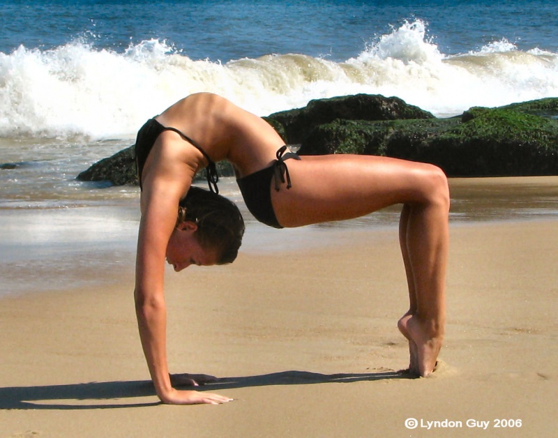 800x628, 151 Kb / пляж, гибкость, гимнастика, мостик