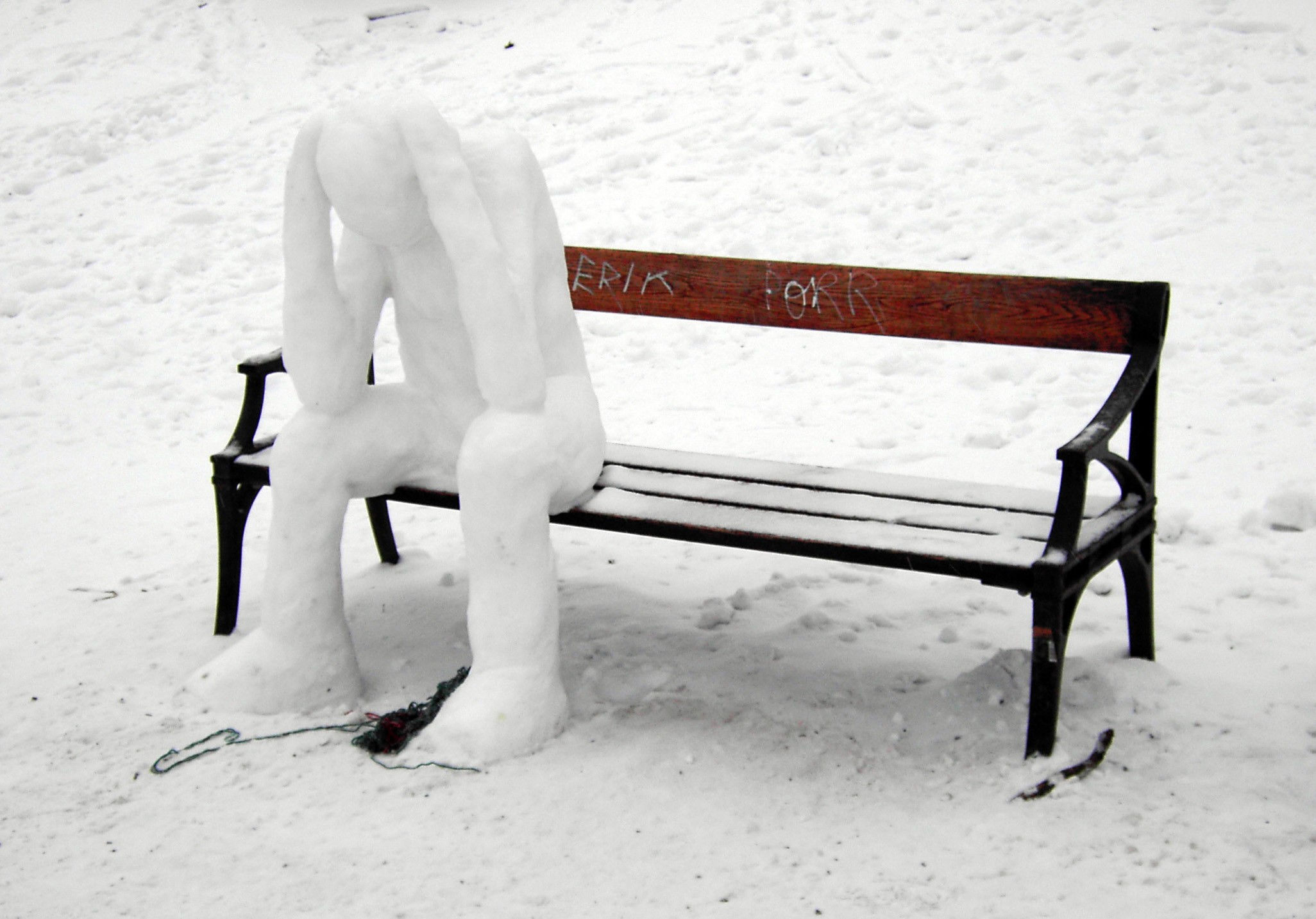 2052x1434, 286 Kb / снеговик, мыслитель, скамейка