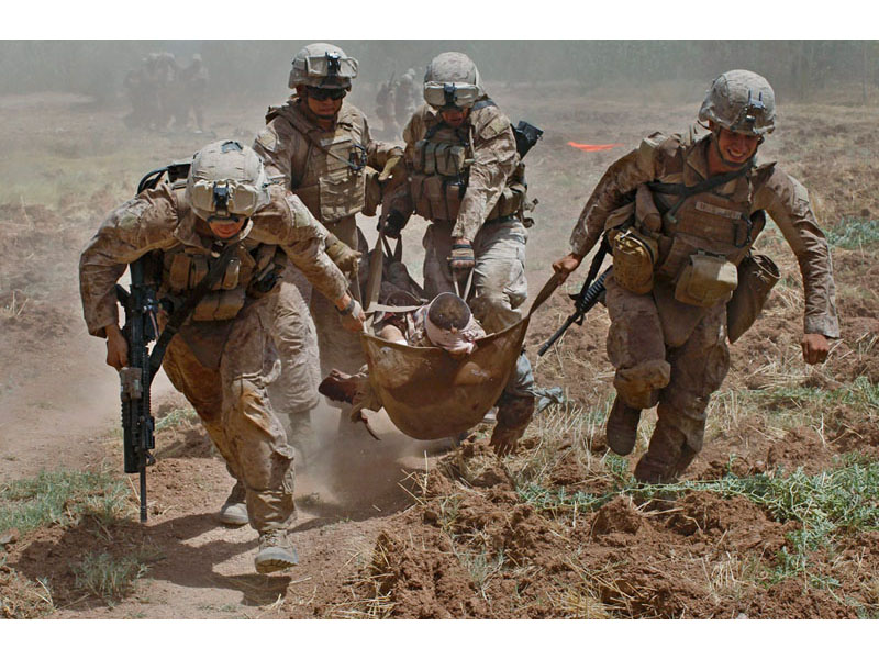 800x600, 148 Kb / помощь, война, раненый, солдаты