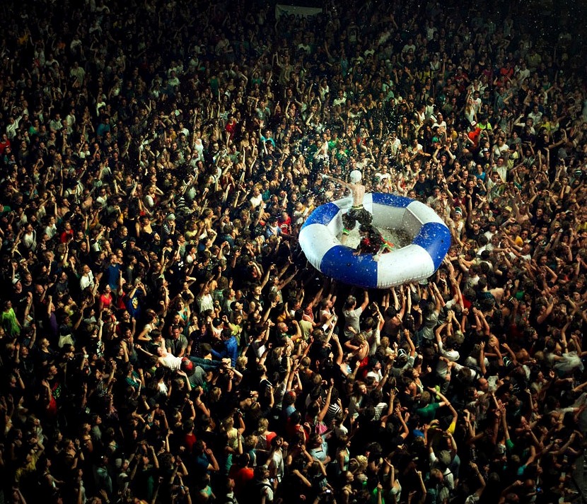 830x713, 296 Kb / толпа, бассейн, вода, концерт