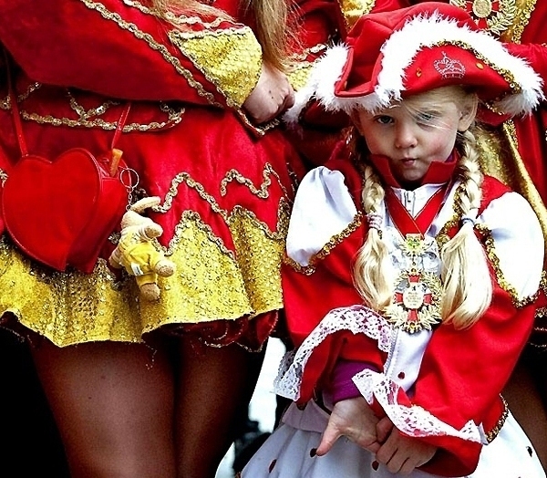 600x524, 296 Kb / смена поколений, маскарад