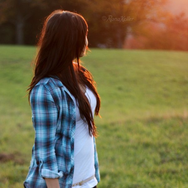 600x600, 58 Kb / девушка, рубашка, брюнетка, Rona Keller, луг