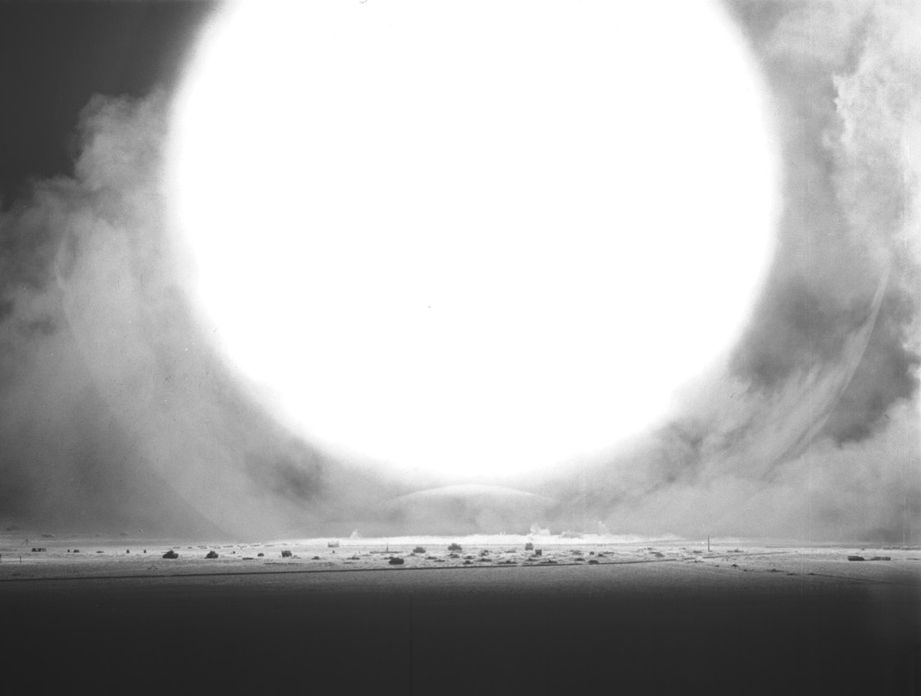 921x696, 34 Kb / вспышка, взрыв, бомба, пиздец, ч/б