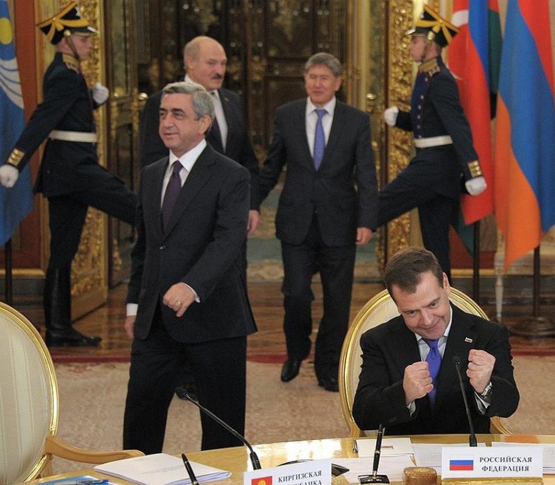 800x700, 80 Kb / президент, караул, двери, микрофон, лукашенко,