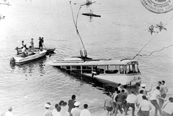 350x235, 26 Kb / троллейбус, спасение, ч/б