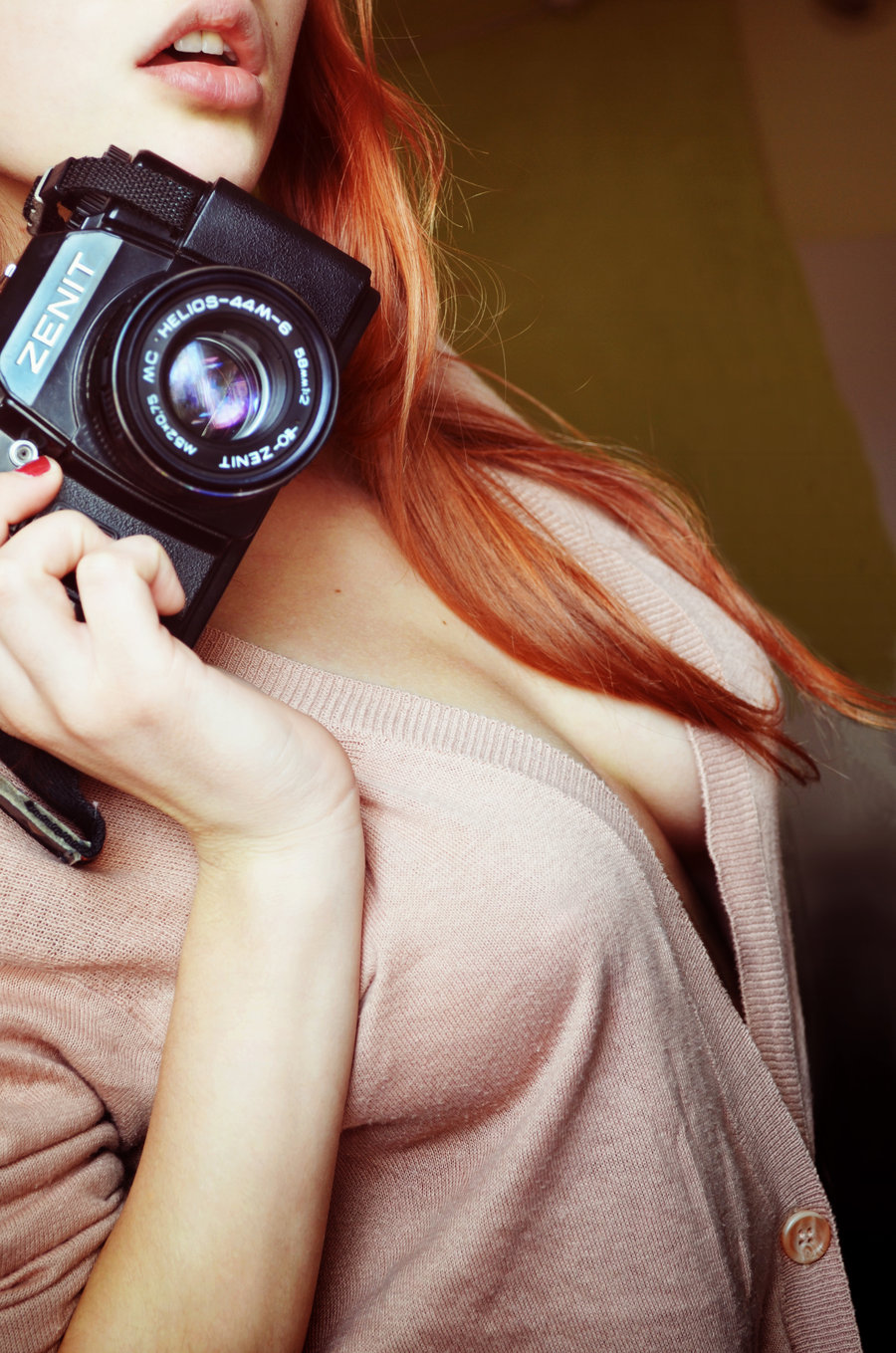 900x1359, 279 Kb / девушка, фотоаппарат, зенит, рыжая, грудь, губы