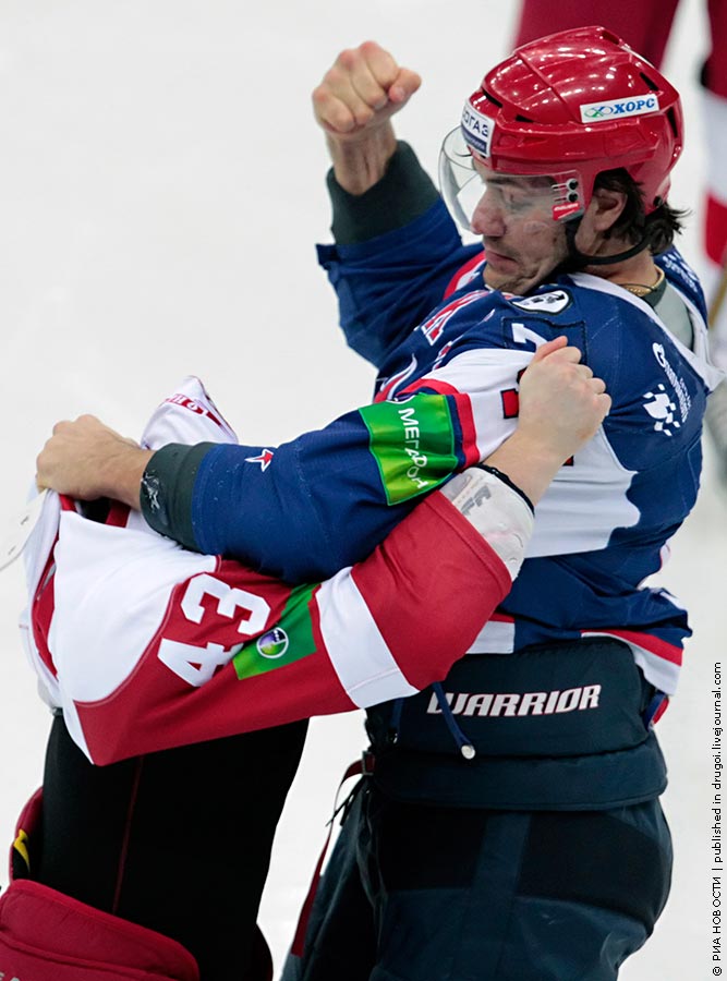 667x900, 82 Kb / витязь без головы, хоккей, драка, другой