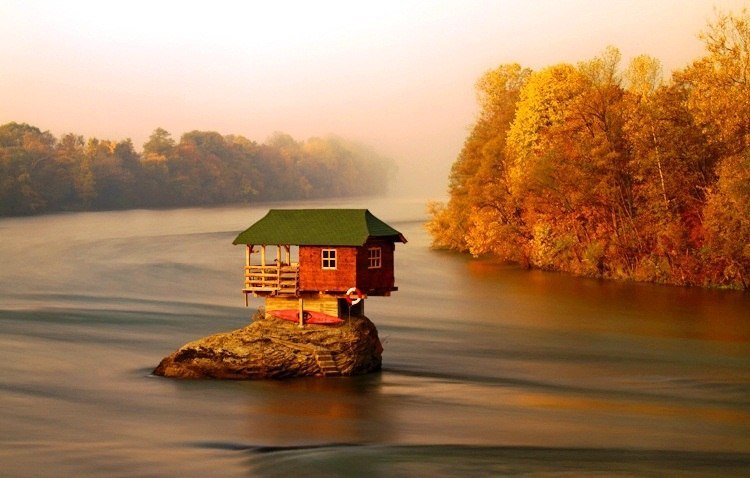 750x478, 69 Kb / дом, река, скала