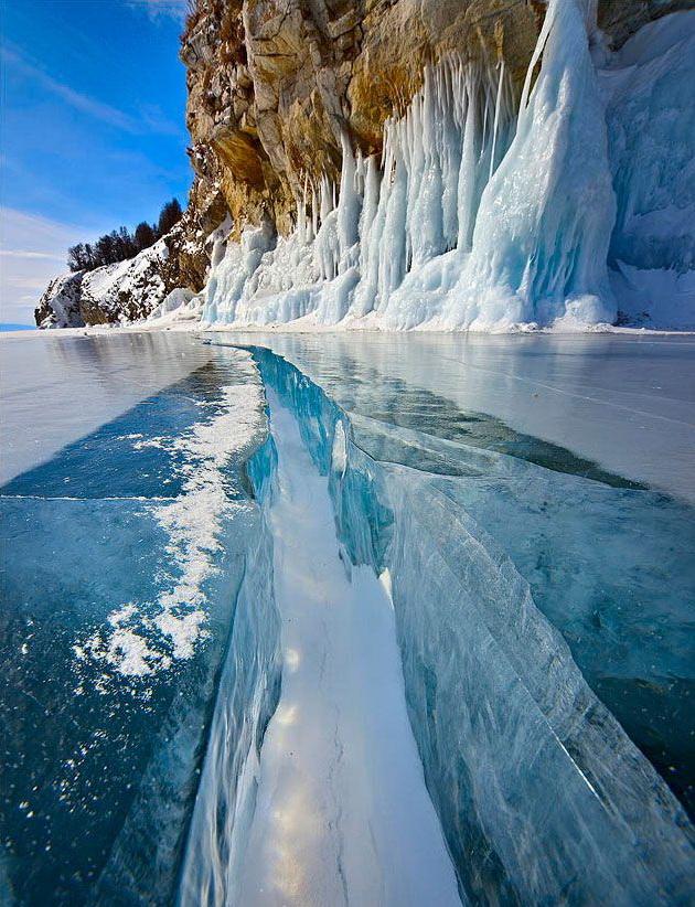 630x822, 231 Kb / лед, трещина, скала, вода