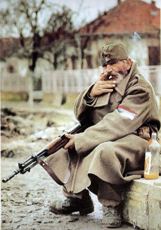 563x800, 151 Kb / Югославская война, дед, автомат, бутылка