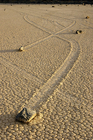 373x560, 96 Kb / глина, след, траектория, камни, дно