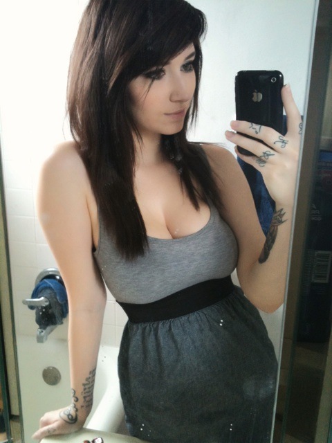 480x640, 71 Kb / брюнетка, тату, айфон, зеркало, iphone