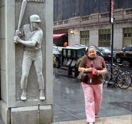 430x403, 34 Kb / бита, бейсбол, женщина, улица, велосипеды, внезапно, сюрприз