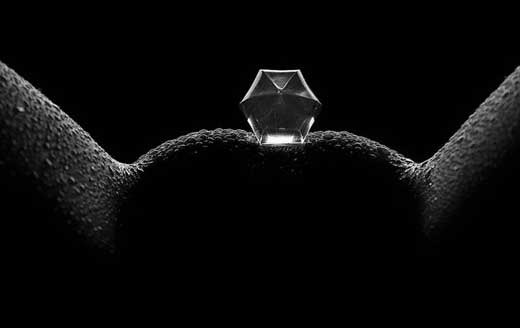 520x328, 12 Kb / ч/б, лобок, камень