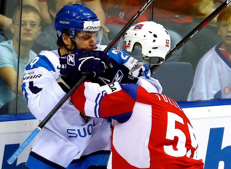 900x660, 254 Kb / хоккей, драка, шлем, голова