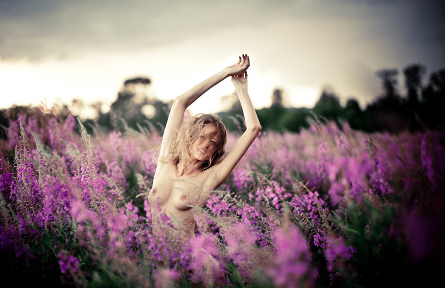 900x582, 181 Kb / девушка, грудь, поляна, сиреневые цветы