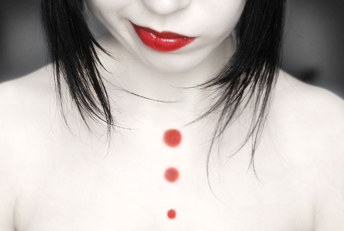 700x469, 181 Kb / девушка, брюнетка, красные губы, три красных точки