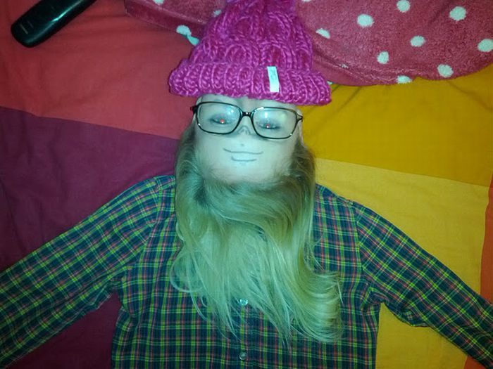 700x525, 66 Kb / очки, бородач, шапка, не сразу, девушка, пульт