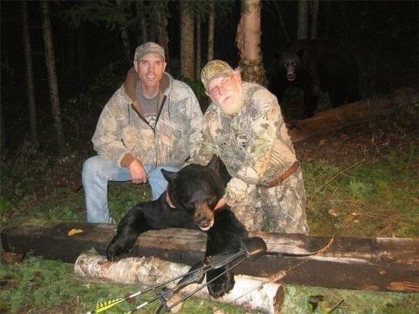 604x452, 84 Kb / охотники, медвежонок, бревно, медведь, сзади