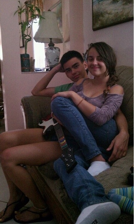 451x751, 96 Kb / ноги, вьетнамки, гитара