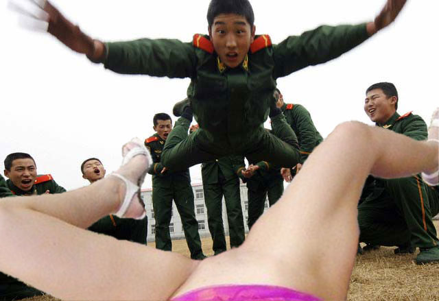 640x439, 45 Kb / солдаты, в пизду, прыжок, фотошоп