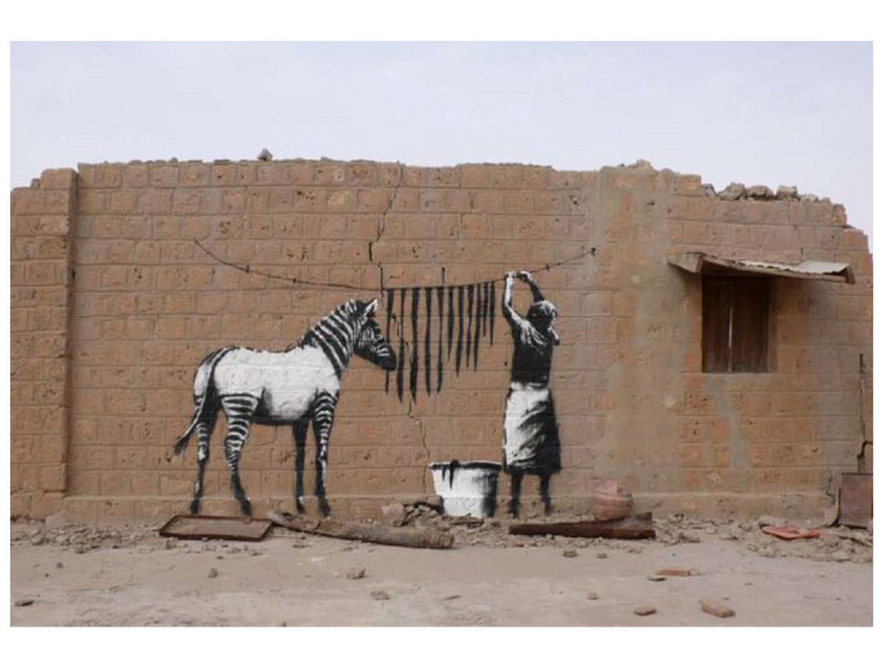 800x600, 99 Kb / зебра, полоски, стена, веревка, сушка, граффити