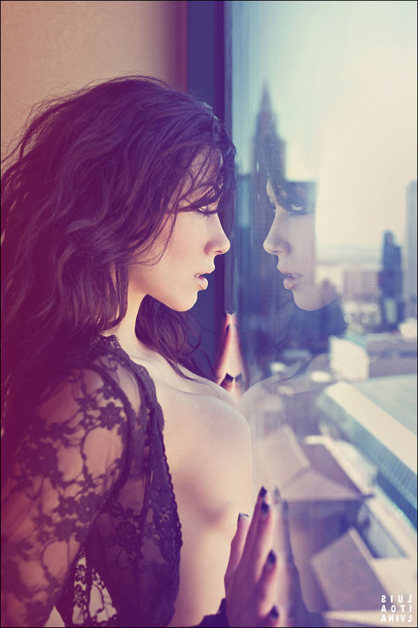 599x900, 78 Kb / брюнетка, окно