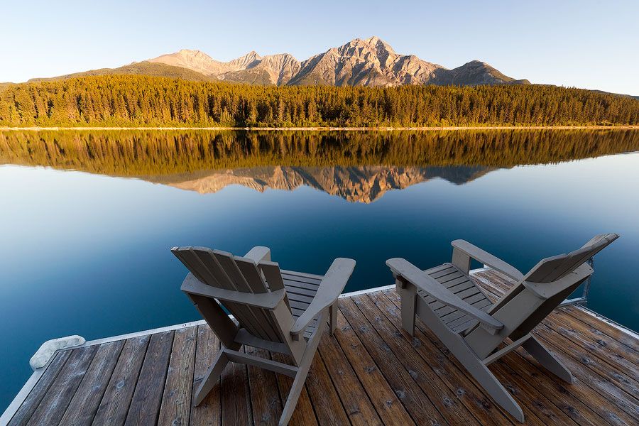 900x600, 120 Kb / отражение, стулья, озеро, горы, лес, причал