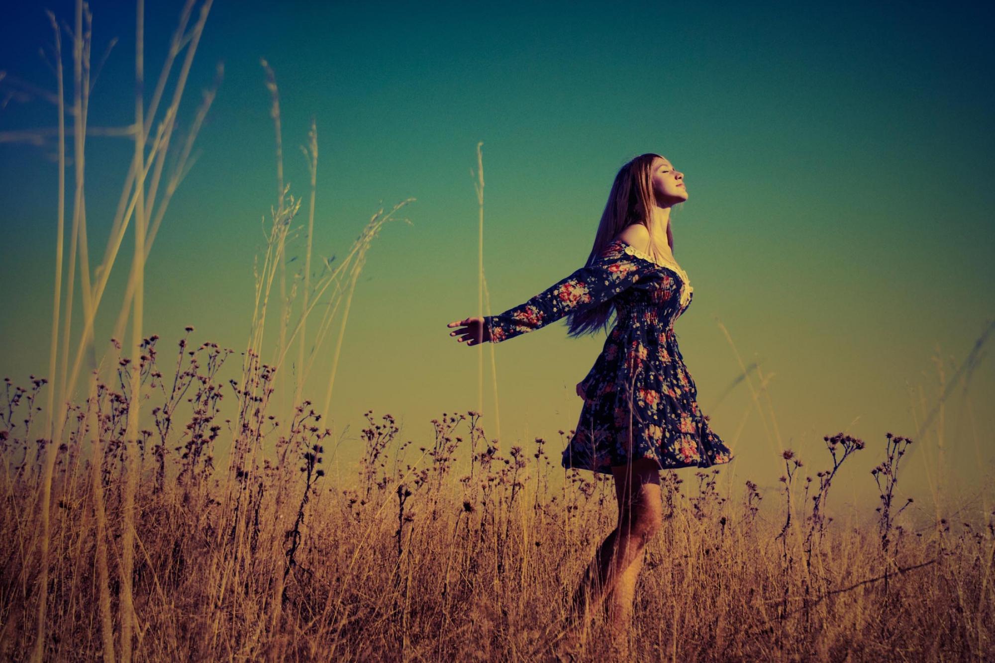 2000x1333, 296 Kb / трава, девушка, блондинка, платье