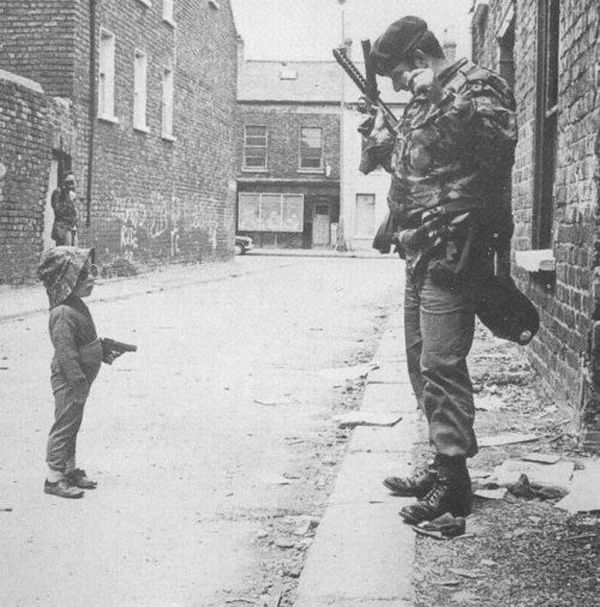 600x607, 69 Kb / ребенок, пистолет, военный, улица, ч/б, панамка