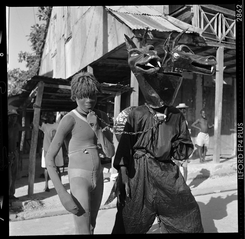 800x782, 183 Kb / карнавал, ряженые, колготки, негры