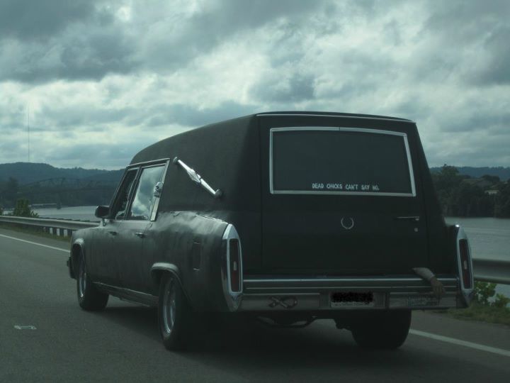 720x540, 36 Kb / катафалк, надпись, рука