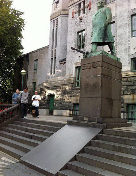 478x619, 108 Kb / памятник, скейт