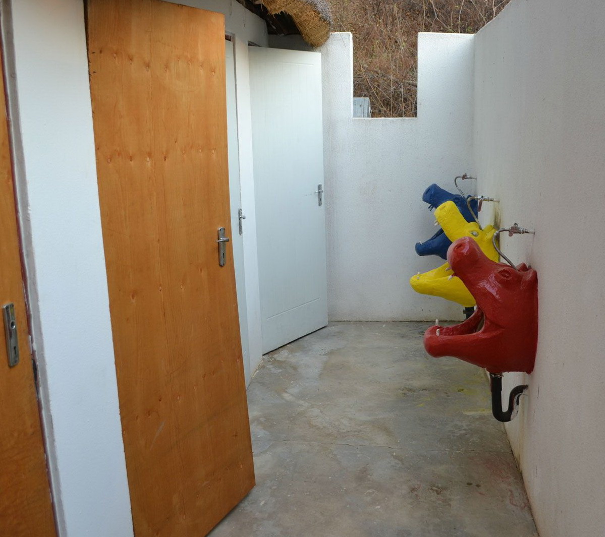 1199x1065, 298 Kb / писуары, туалет, двери, бегемоты